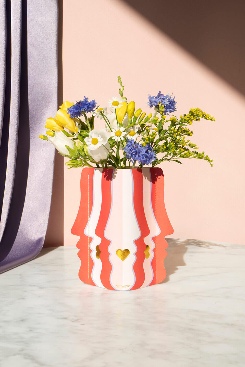 vase en papier avec des cœurs et des fleurs à l'intérieur