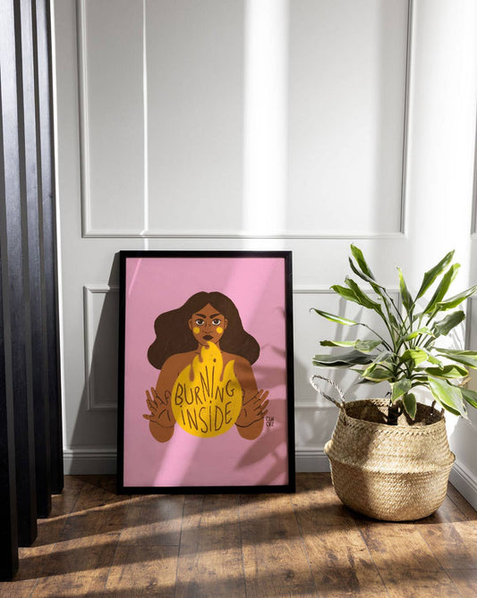 Affiche murale colorée avec une femme et un feu contenant un message féministe.