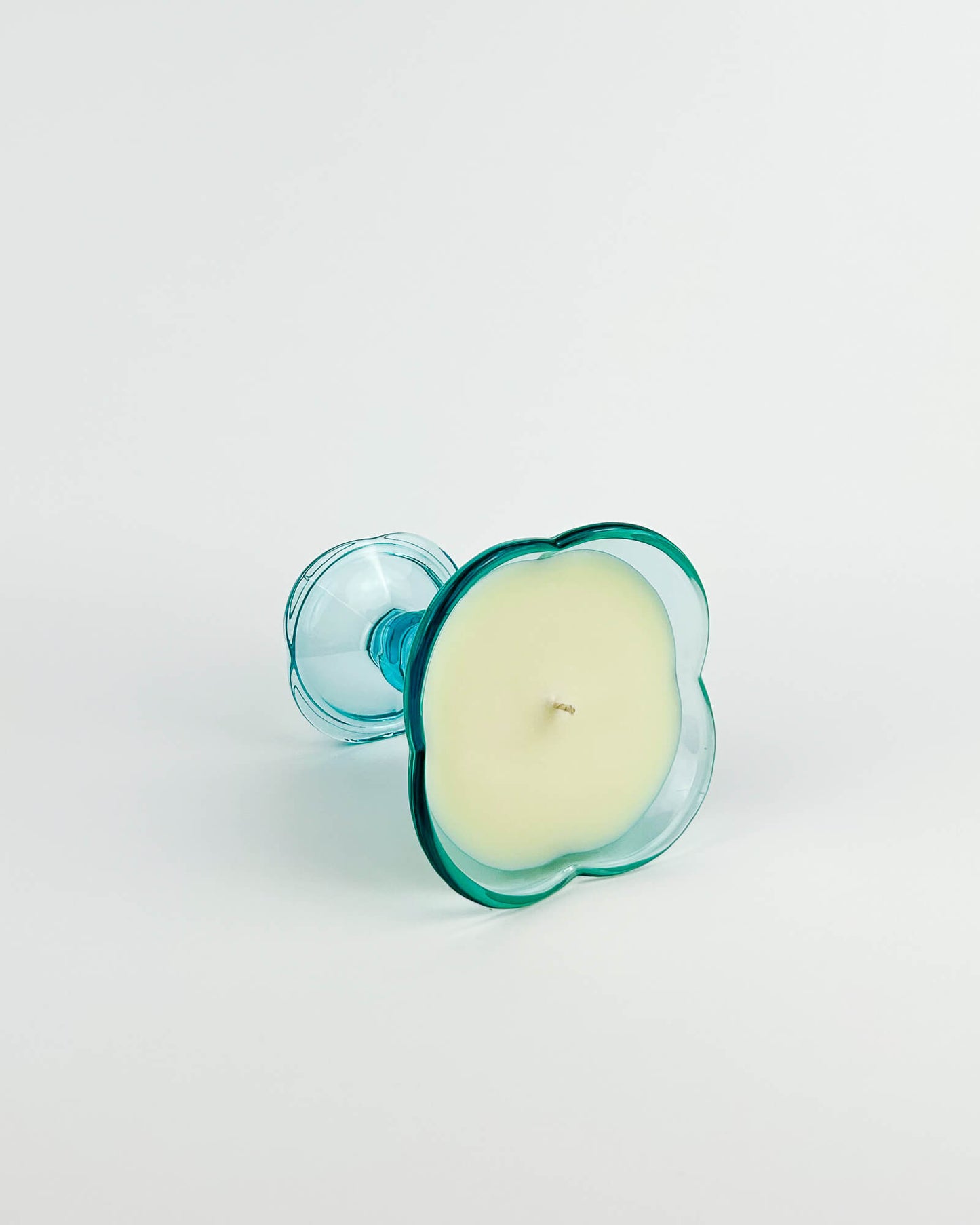 Coupe bleue en verre transparent upcyclée en bougie artisanale et naturelle, fabriquée en France