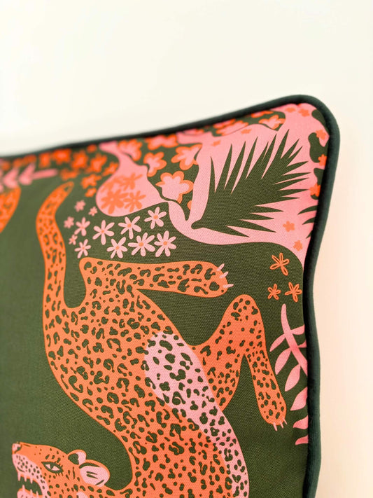 Housse de coussin avec des léopards.