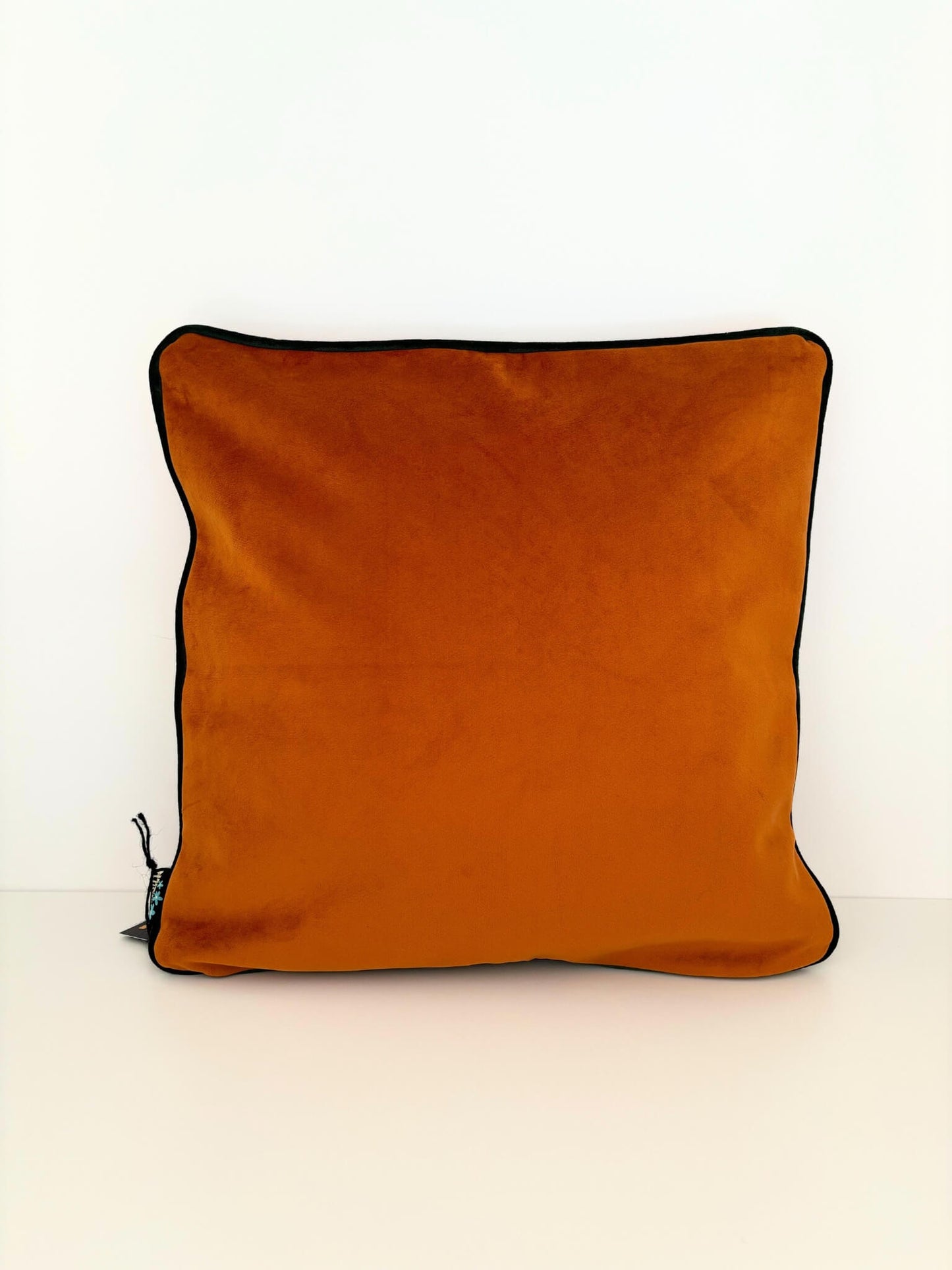 Housse de coussin avec des léopards.