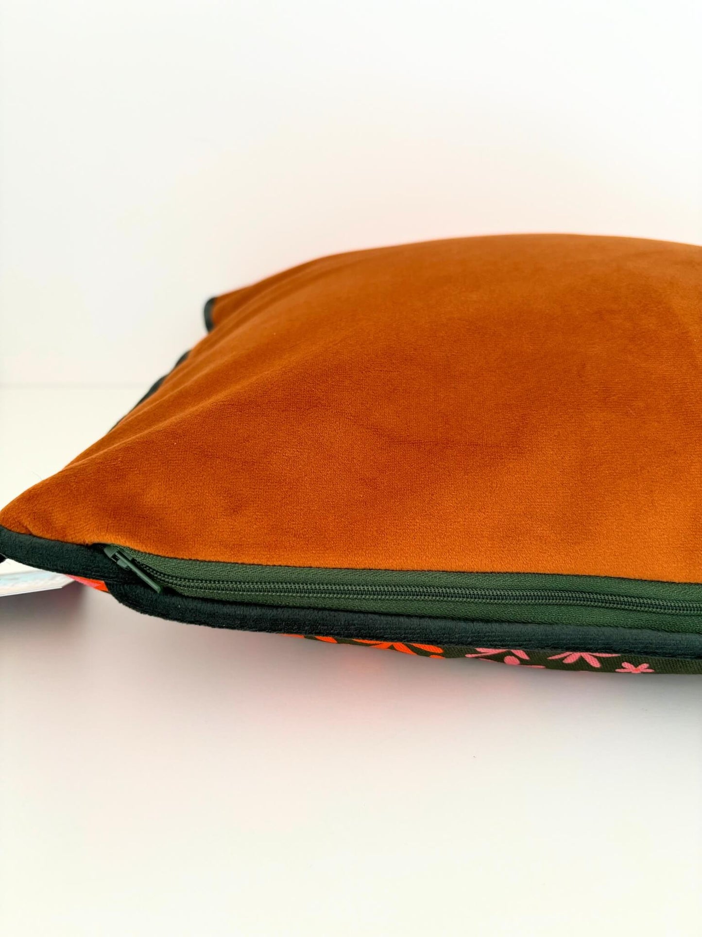 Housse de coussin avec des léopards.