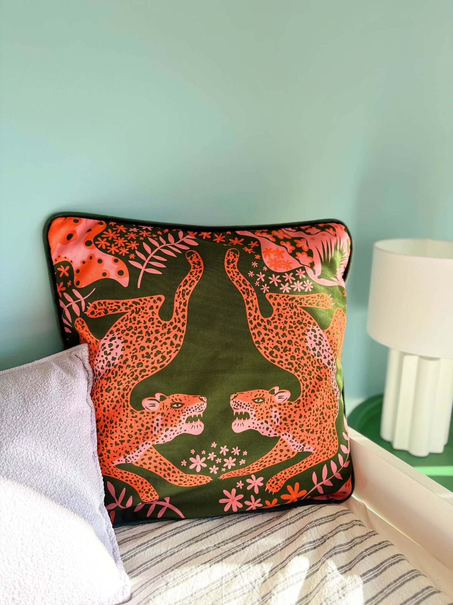 Housse de coussin avec des léopards.