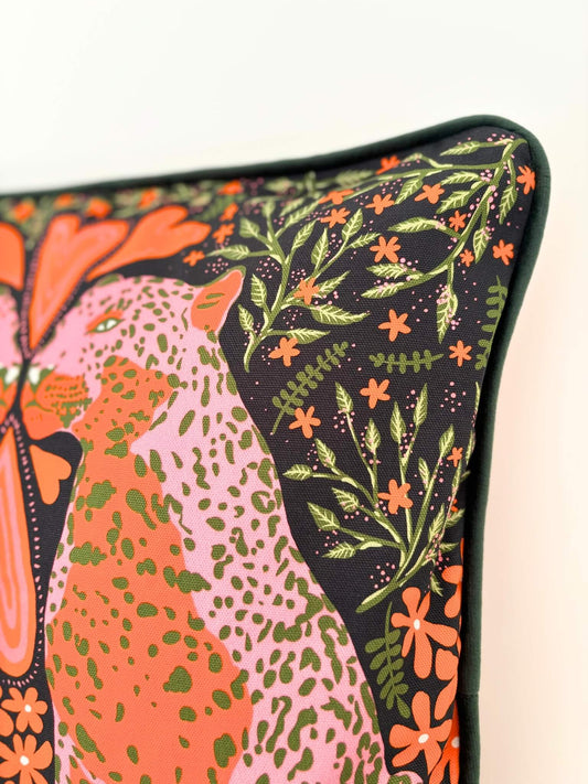 Housse de coussin avec des léopards.