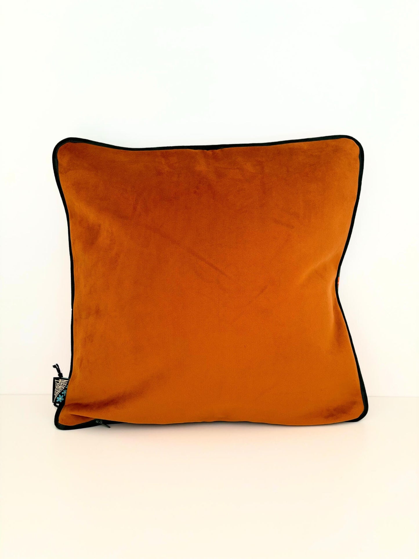 Housse de coussin avec des léopards.