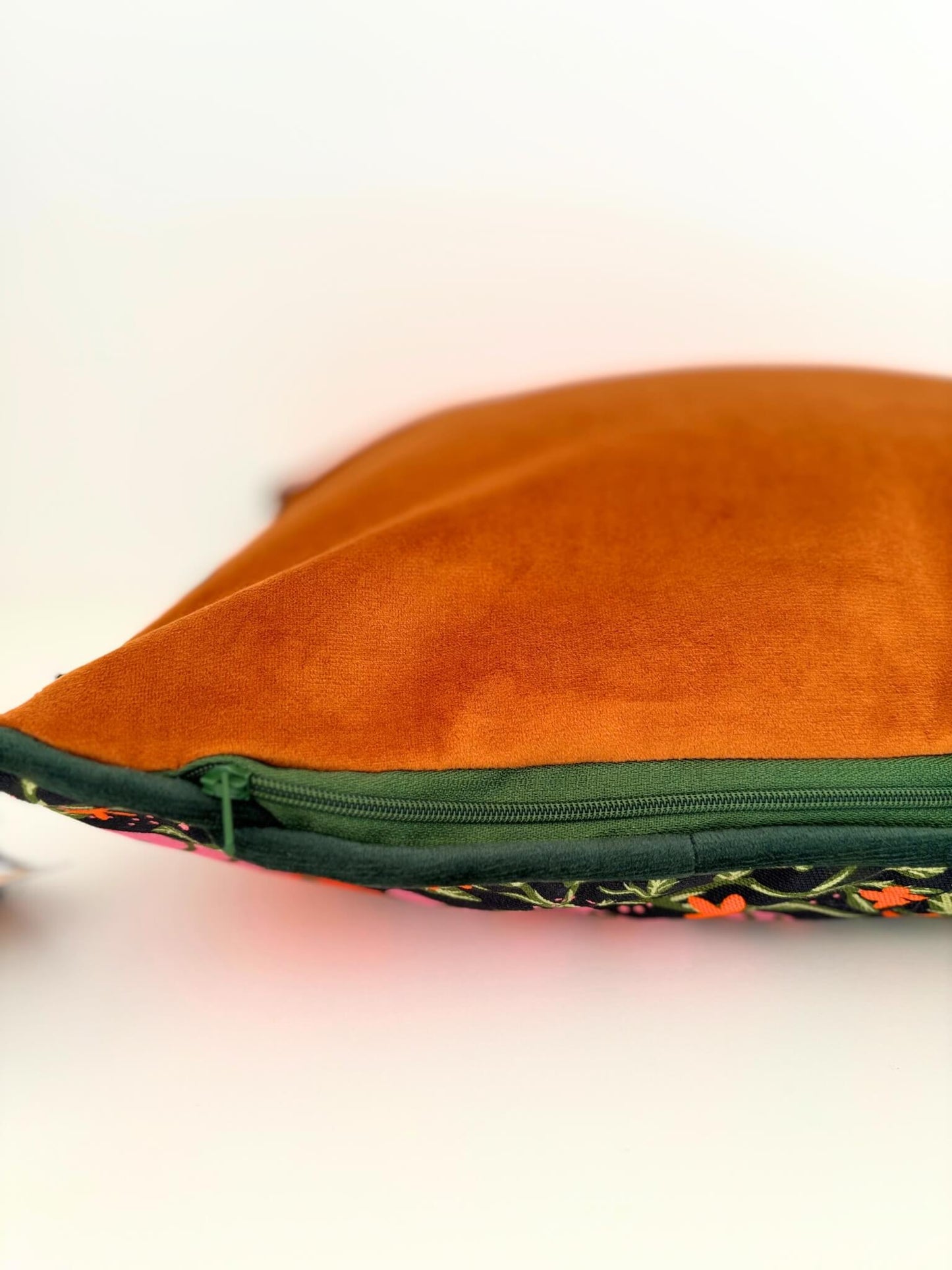 Housse de coussin avec des léopards.