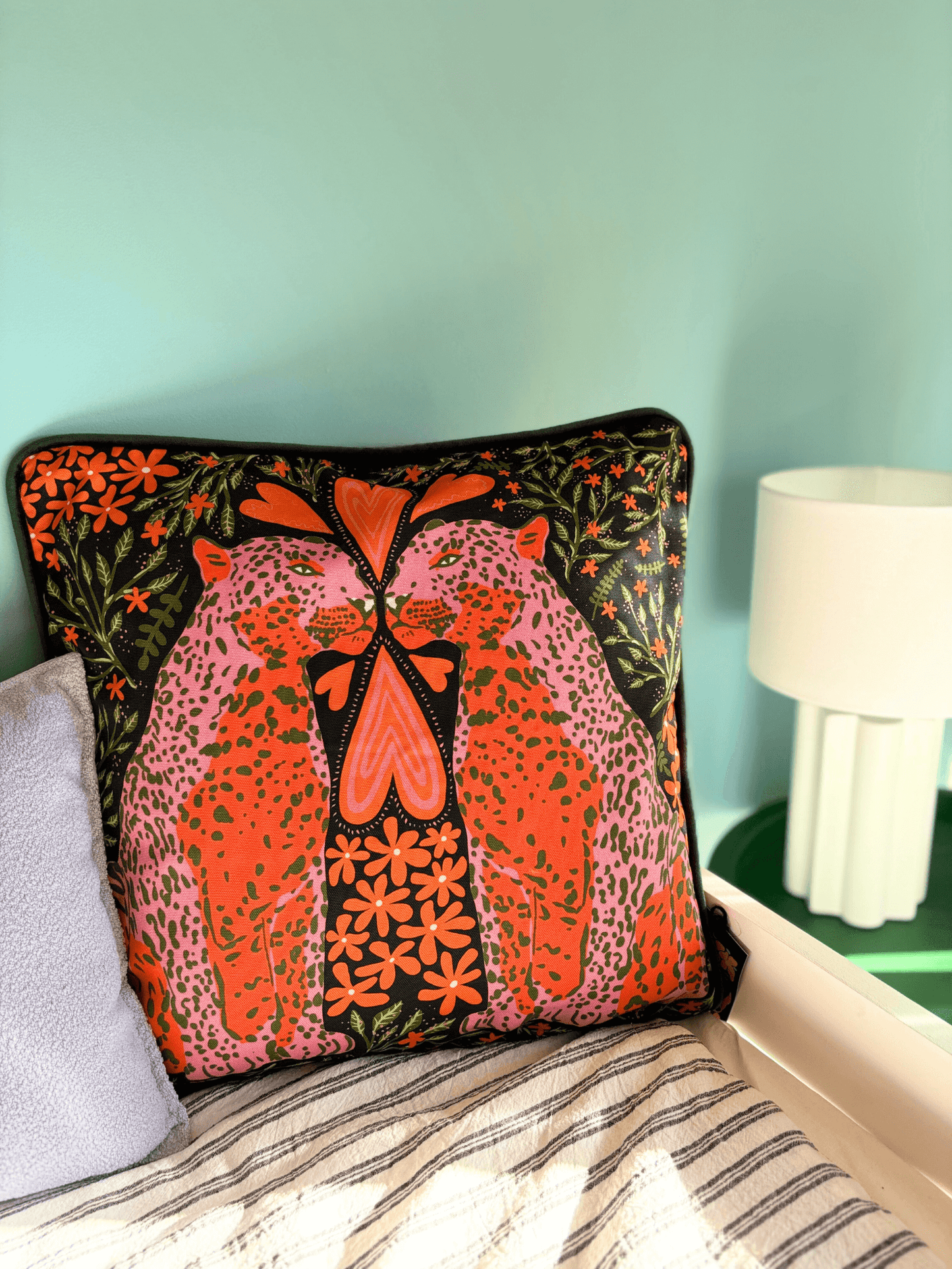 Housse de coussin avec des léopards.