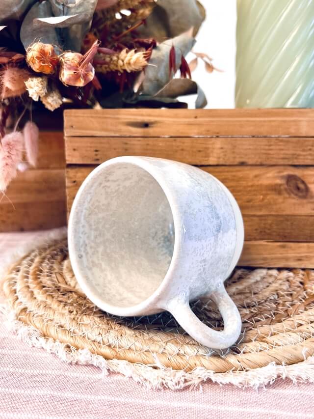 Mug en céramique artisanal, fabriqué en France, brut, blanc, gris, naturel