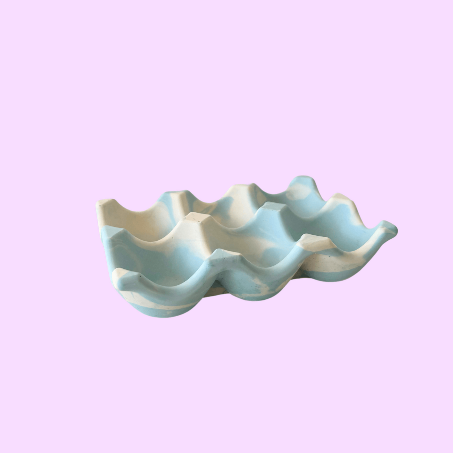 Rangement pour œufs artisanal et écologique bleu pastel.