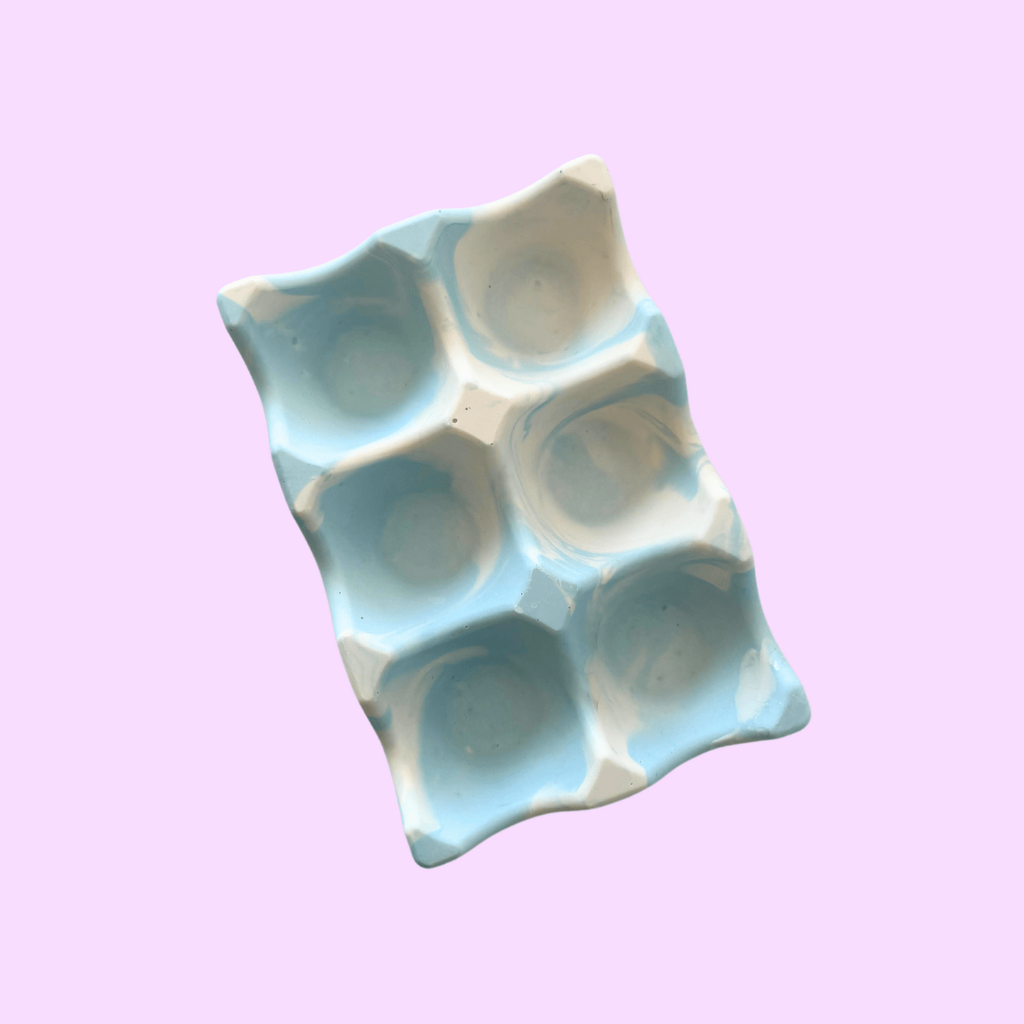 Rangement pour œufs artisanal et écologique bleu pastel.