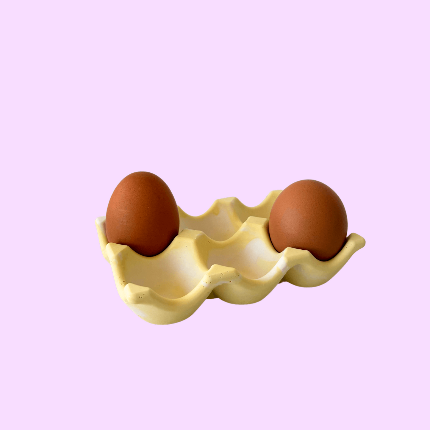 Rangement pour œufs artisanal et écologique jaune pastel.