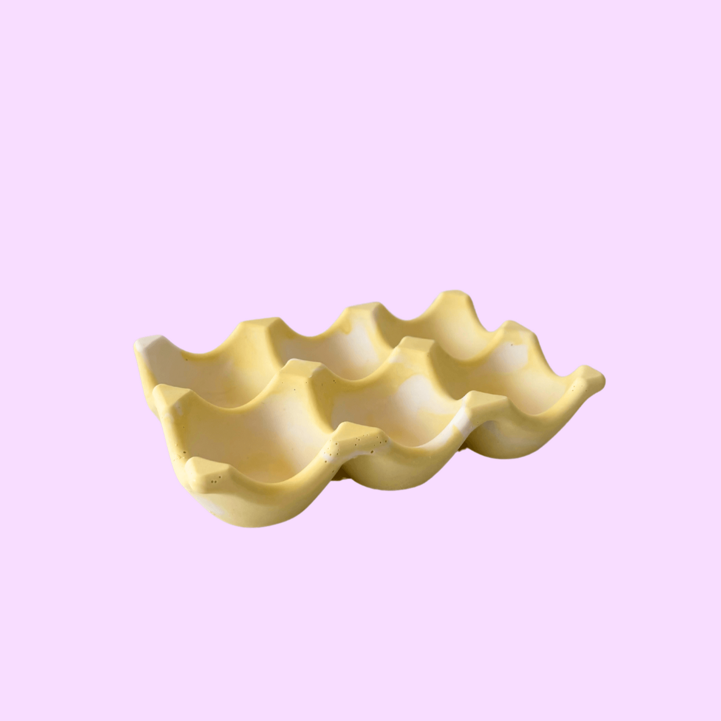 Rangement pour œufs artisanal et écologique jaune pastel.