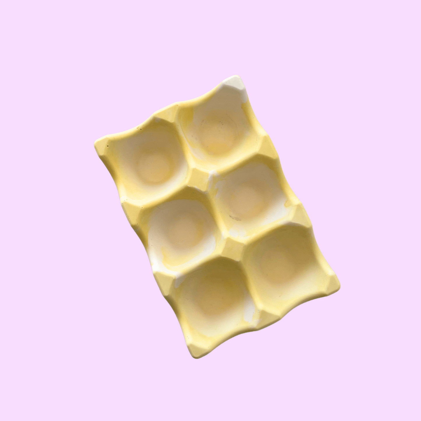 Rangement pour œufs artisanal et écologique jaune pastel.