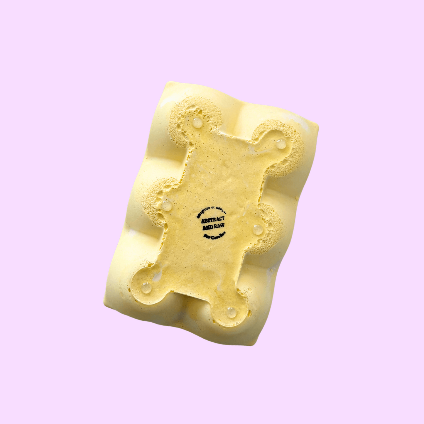 Rangement pour œufs artisanal et écologique jaune pastel.