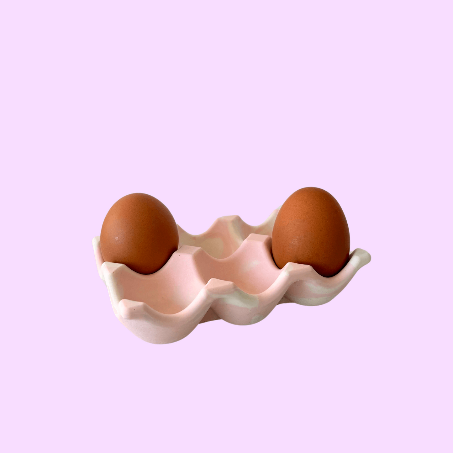 Rangement pour œufs artisanal et écologique rose pastel.
