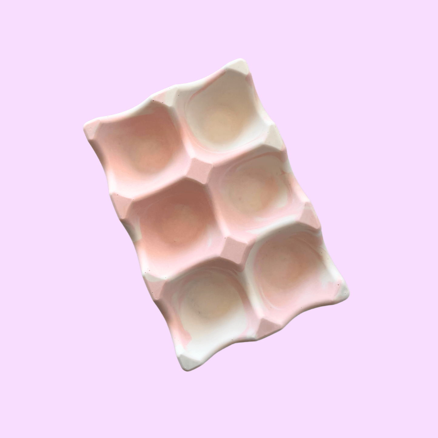 Rangement pour œufs artisanal et écologique rose pastel.