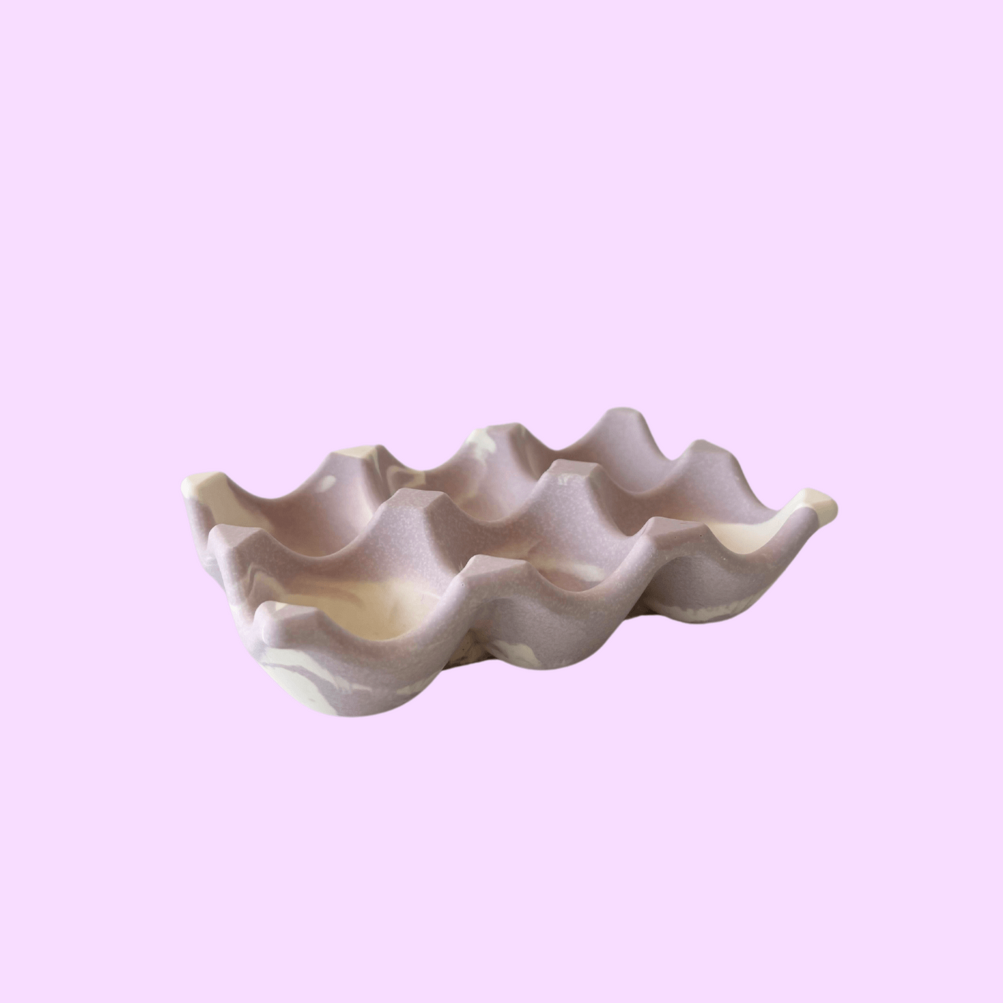 Rangement pour œufs artisanal et écologique violet pastel.