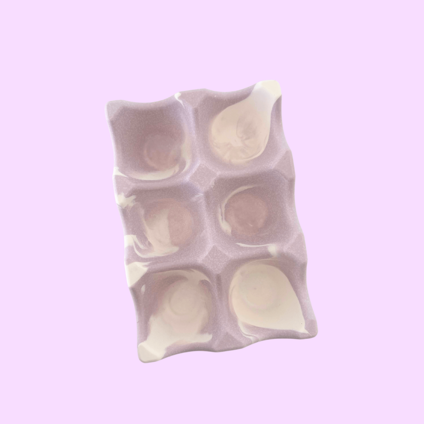 Rangement pour œufs artisanal et écologique violet pastel.