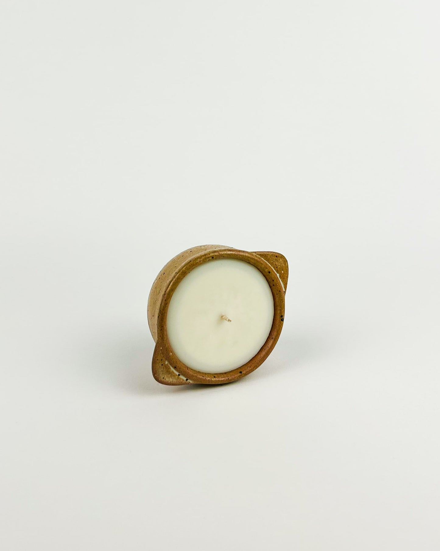 Ramequin authentique vintage brut, upcyclé en bougie artisanale et naturelle, fabriquée en France