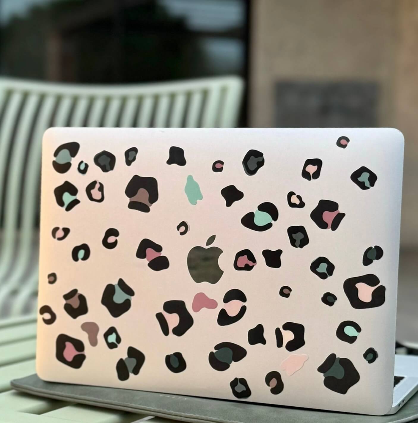stickers décoratifs léopard colorés collés sur un ordinateur apple