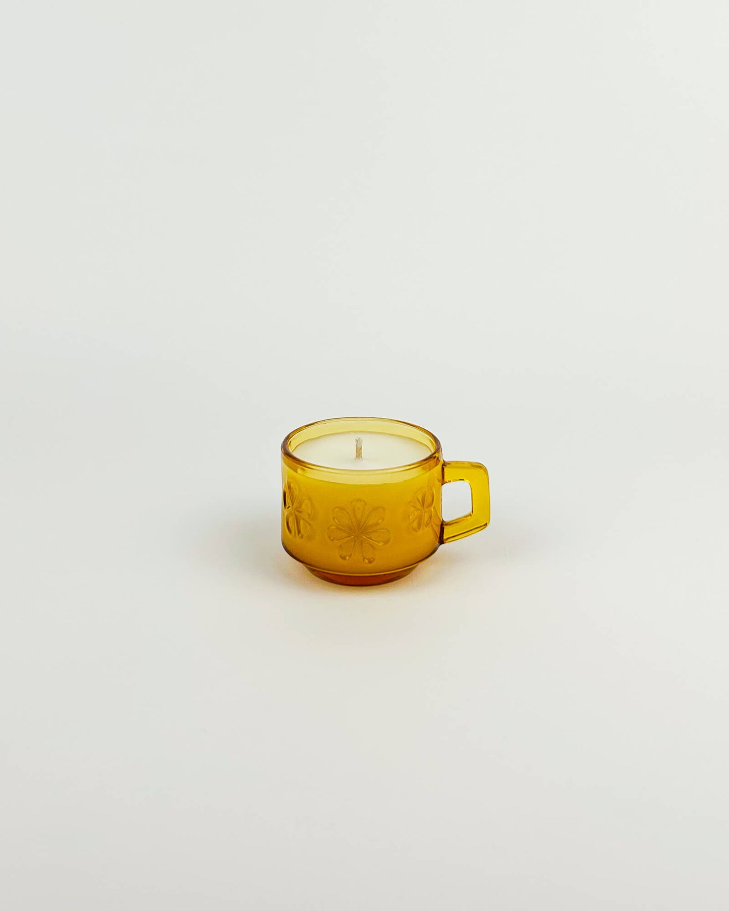 Tasse en verre ambré Vereco, avec Marguerites, upcyclée en bougie artisanale et naturelle, fabrication française