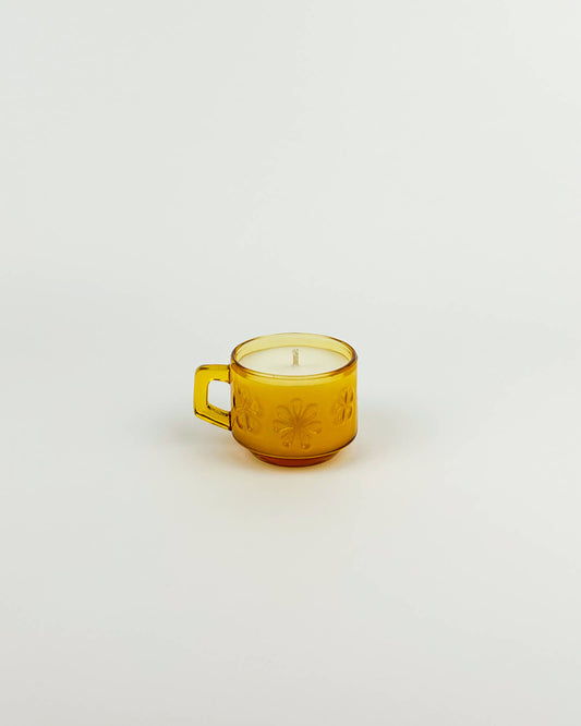 Tasse en verre ambré Vereco, avec Marguerites, upcyclée en bougie artisanale et naturelle, fabrication française