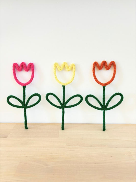 tulipes en tricotin, laine et fil de fer, fleurs, décoration murale et colorée, création unique et fait main en France