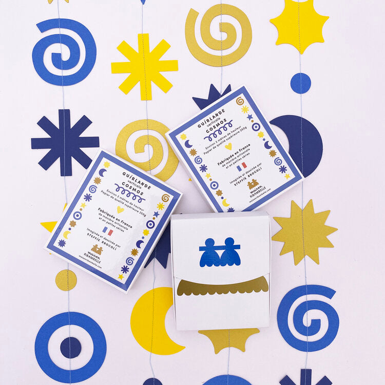 Guirlande murale décoratives avec des lunes et des étoiles colorées, Maison Ribambelle.