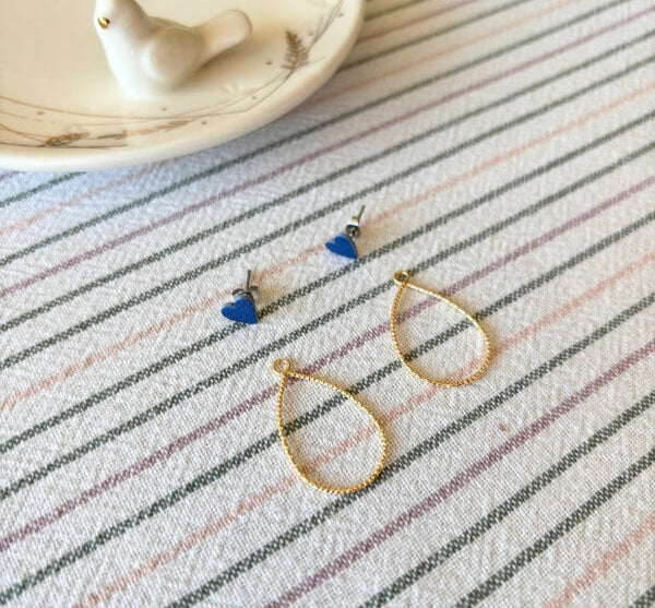 Boucles d'oreilles cœurs 2 en 1, gouttes dorées amovibles, couleur bleue en cuir upcyclé, fabrication écoresponsable et française