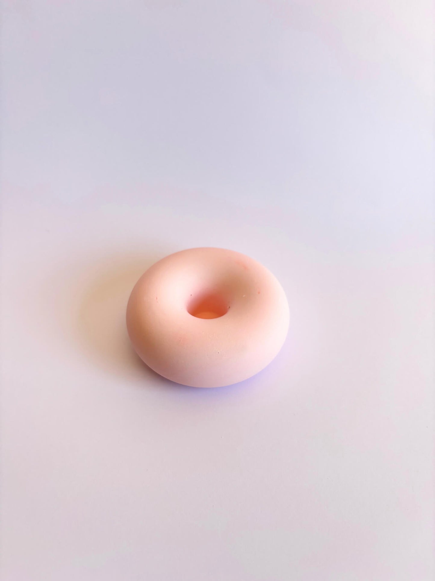 bougeoir en forme de donut rose, fabrication artisanale