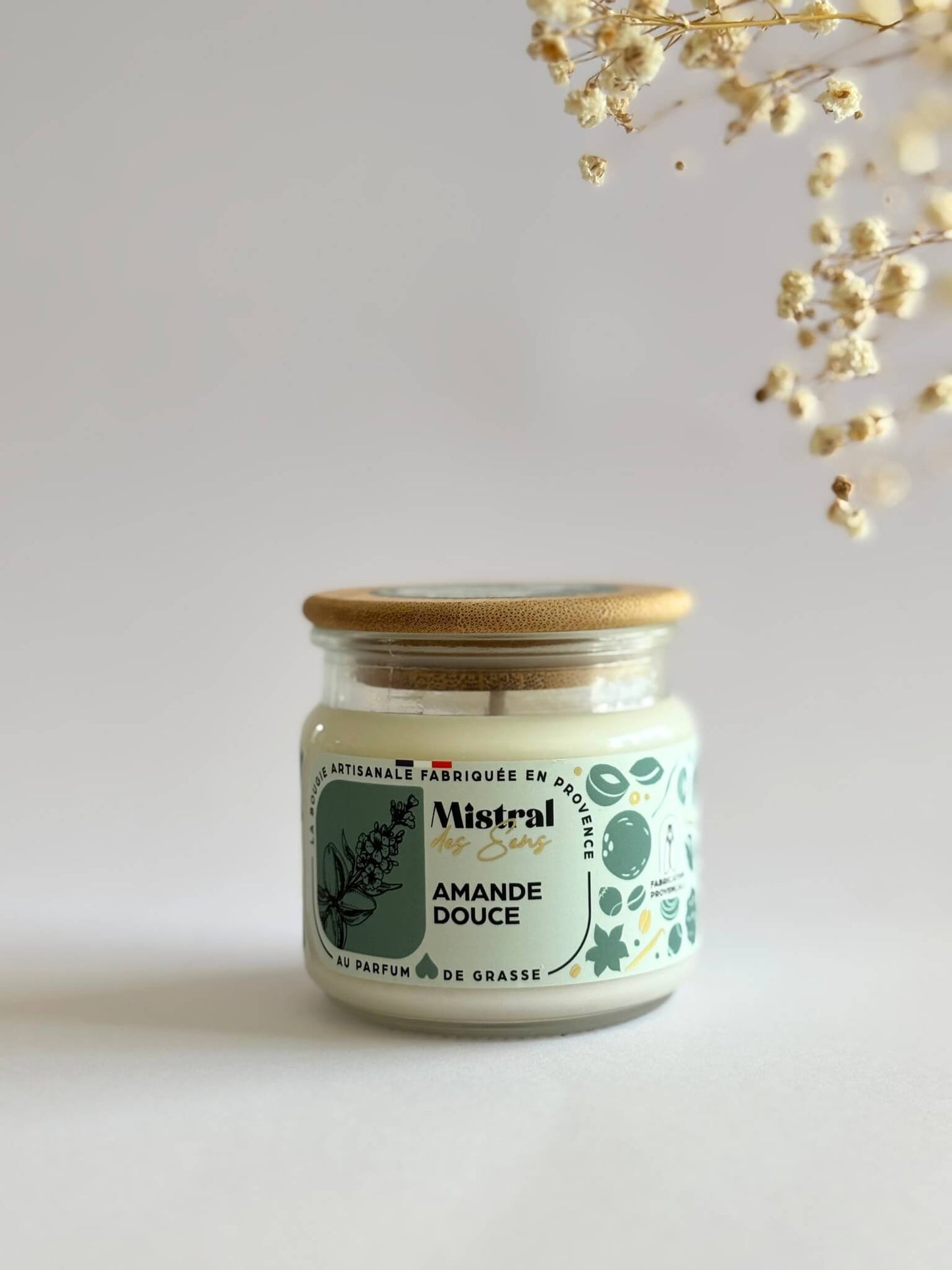 Bougie parfumée à l'amande, senteur relaxante, fabriquée en Provence.