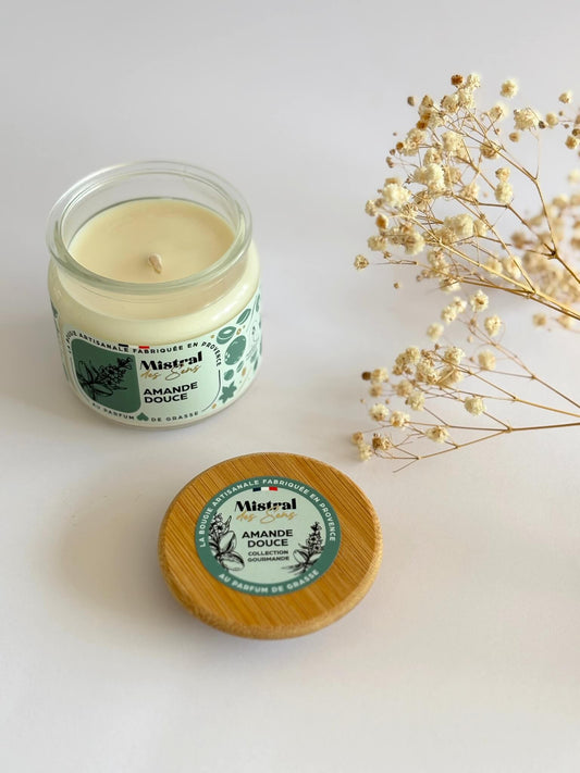 Bougie parfumée à l'amande, senteur relaxante, fabriquée en Provence.