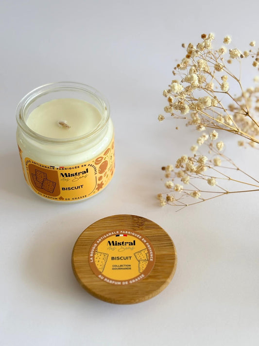 Bougie gourmande parfumée au biscuit, fabriquée en Provence.