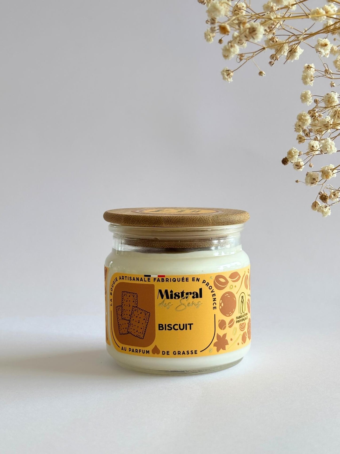 Bougie gourmande parfumée au biscuit, fabriquée en Provence.