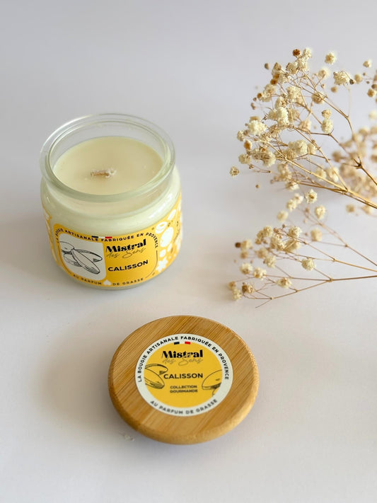 Bougie gourmande parfumée au calisson, fabriquée en Provence.