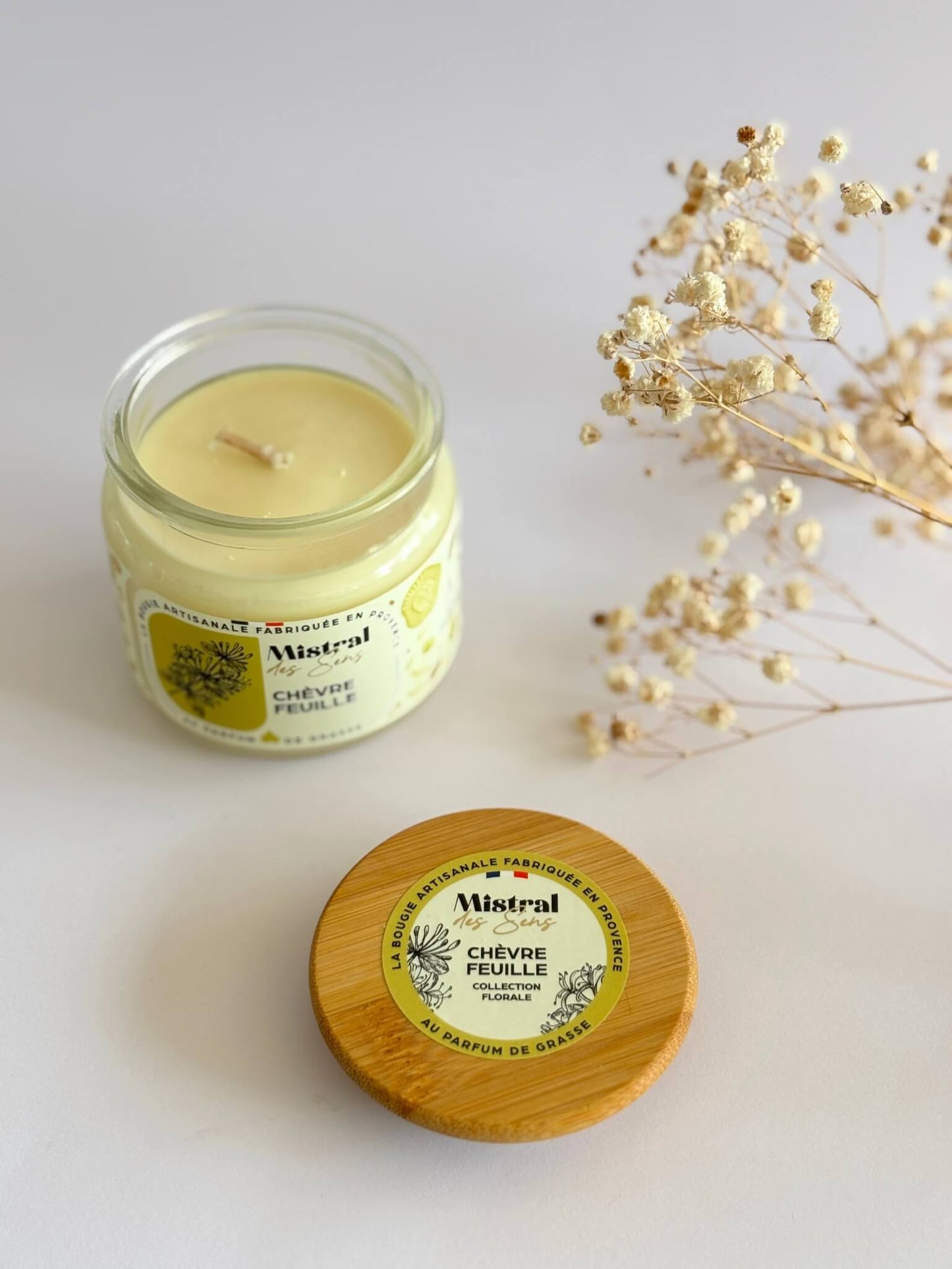 Bougie parfumée au chèvrefeuille, senteur florale, fabriquée en Provence.