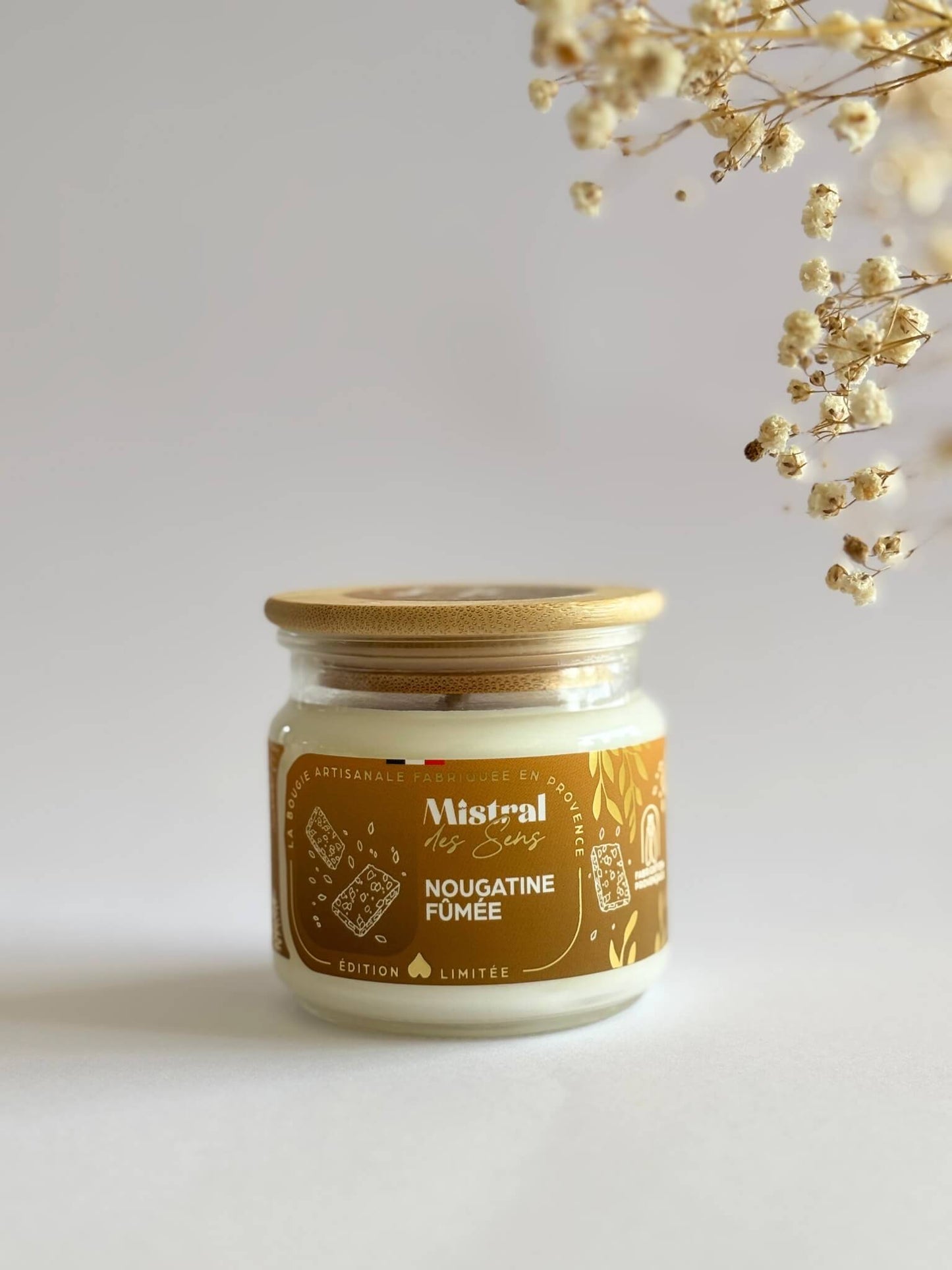 Bougie parfumée au nougat, fabriquée en Provence.