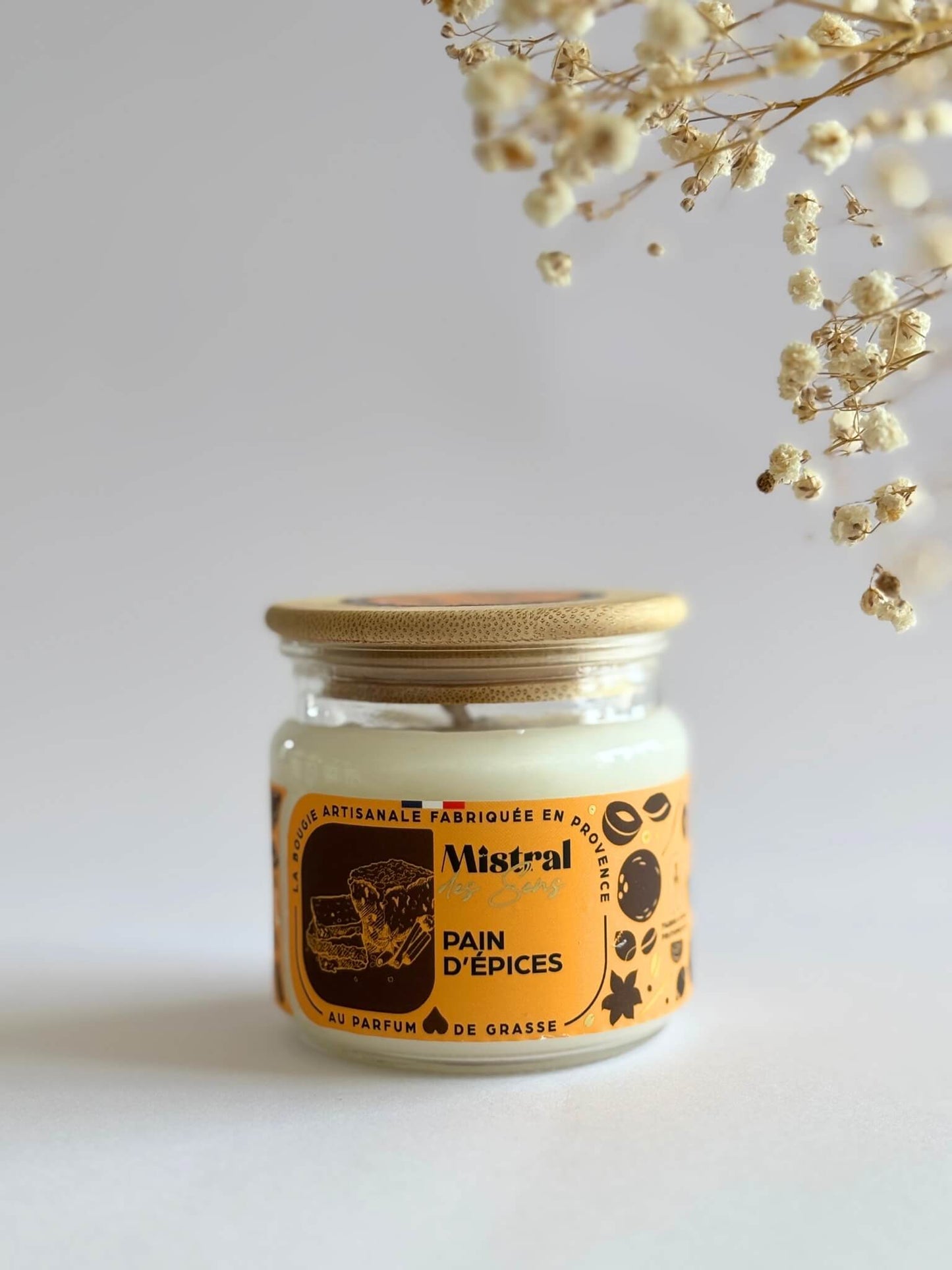 Bougie parfumée au pain d'épices, fabriquée en Provence.