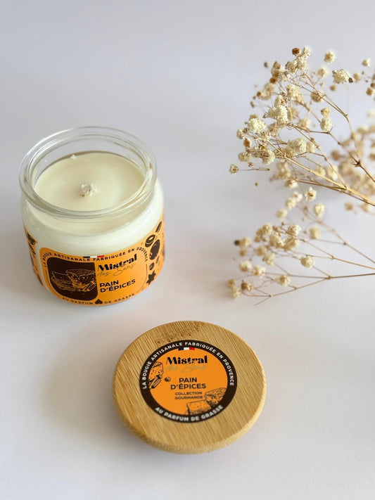 Bougie parfumée au pain d'épices, fabriquée en Provence.