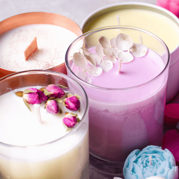 bougie parfumée à la lavande décorée avec des fleurs séchées