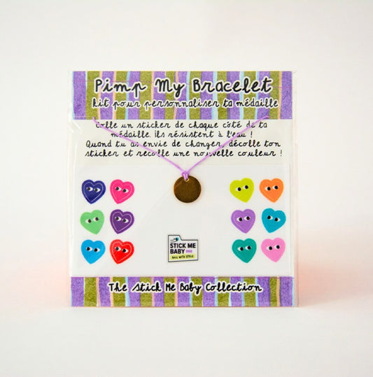 Bracelet violet personnalisable avec des stickers cœurs.