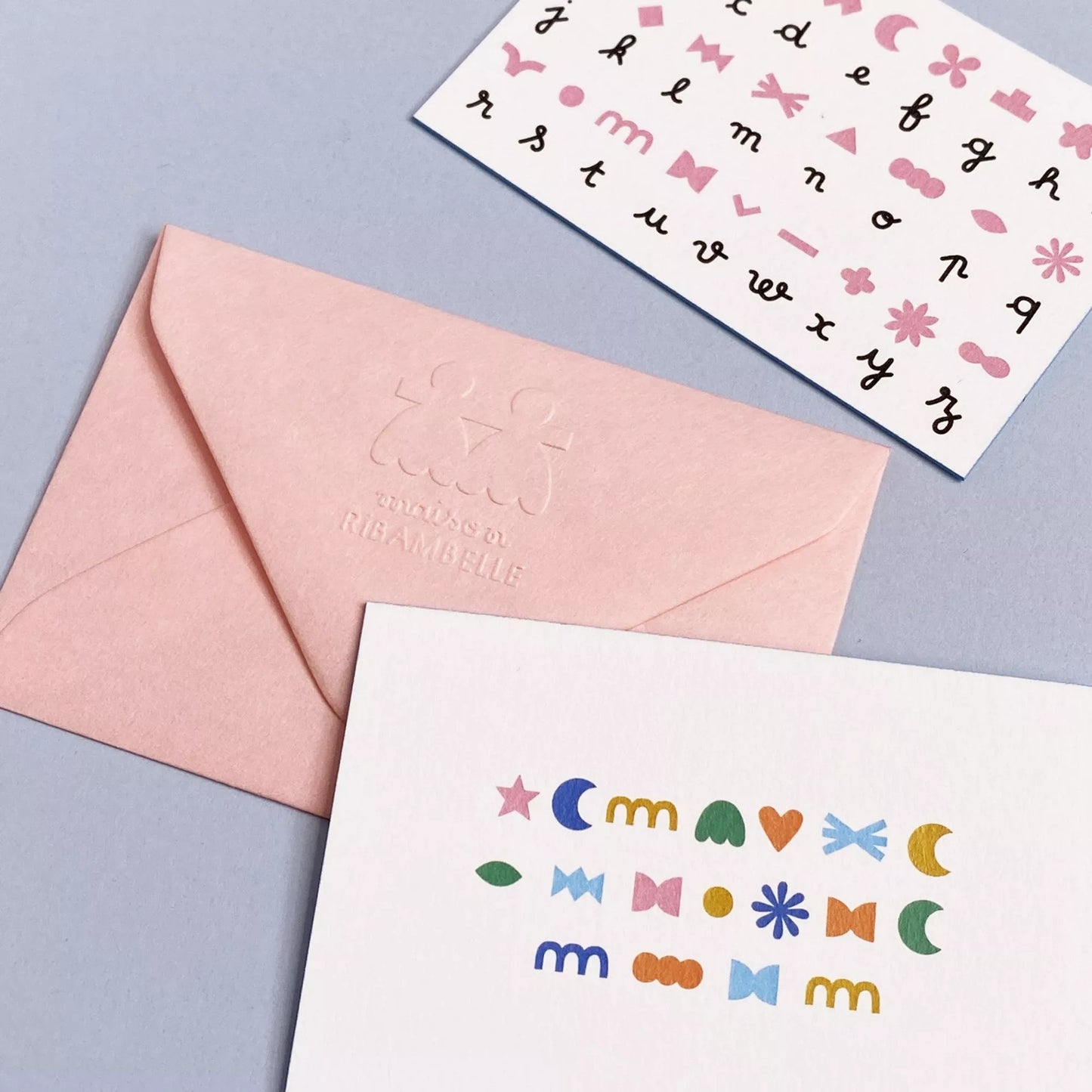 Carte à message codé "Je t'aime plus que tout", avec son enveloppe rose et son alphabet pour déchiffrer le message.