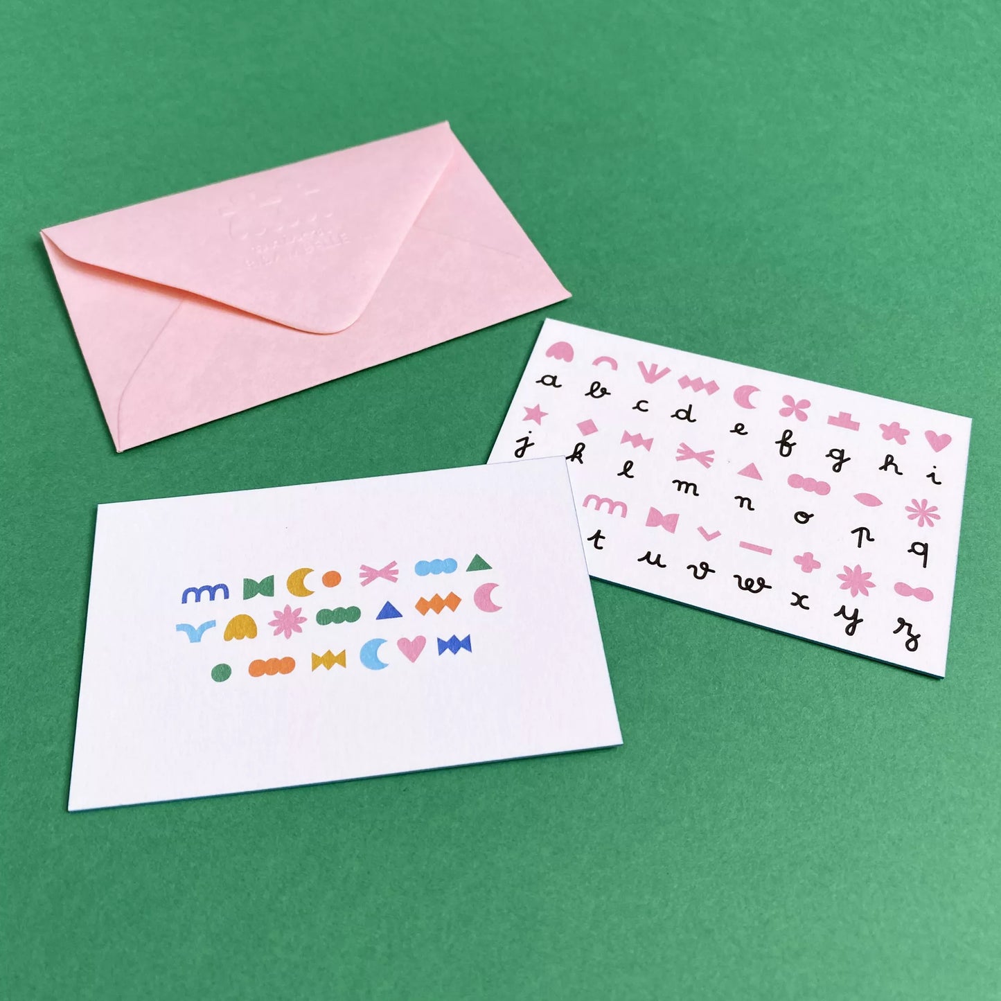 Carte à message codé "Tu es mon rayon de soleil", avec son enveloppe rose et son alphabet pour déchiffrer le message.