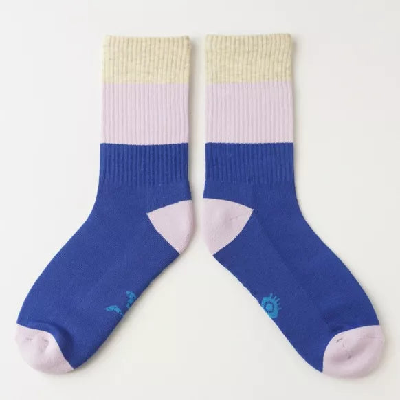 Chaussettes bleues pour femme, solidaires et fabriquées en France.