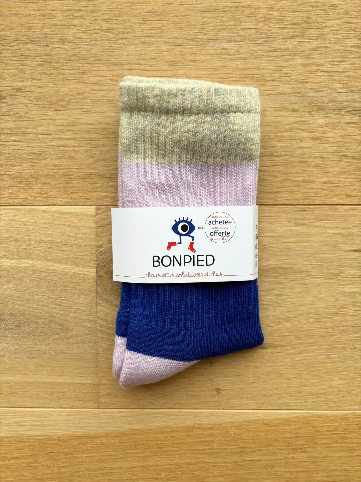 Chaussettes bleues pour femme, solidaires et fabriquées en France.