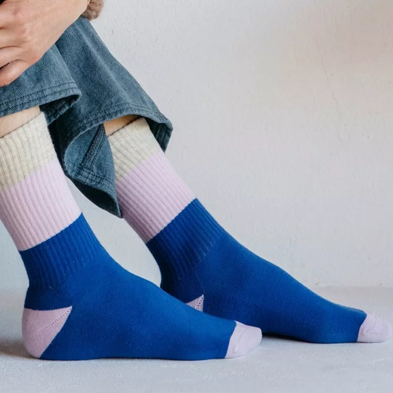 Chaussettes bleues pour femmes, solidaires et fabriquées en France.
