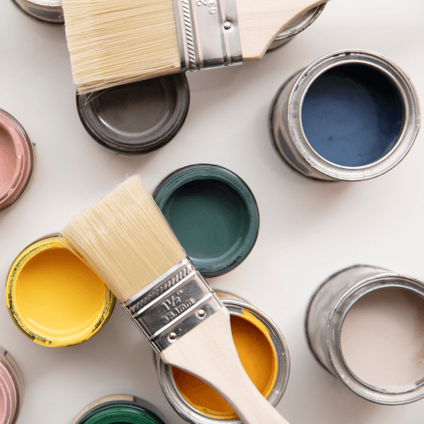 pots de peintures ouverts avec pinceau