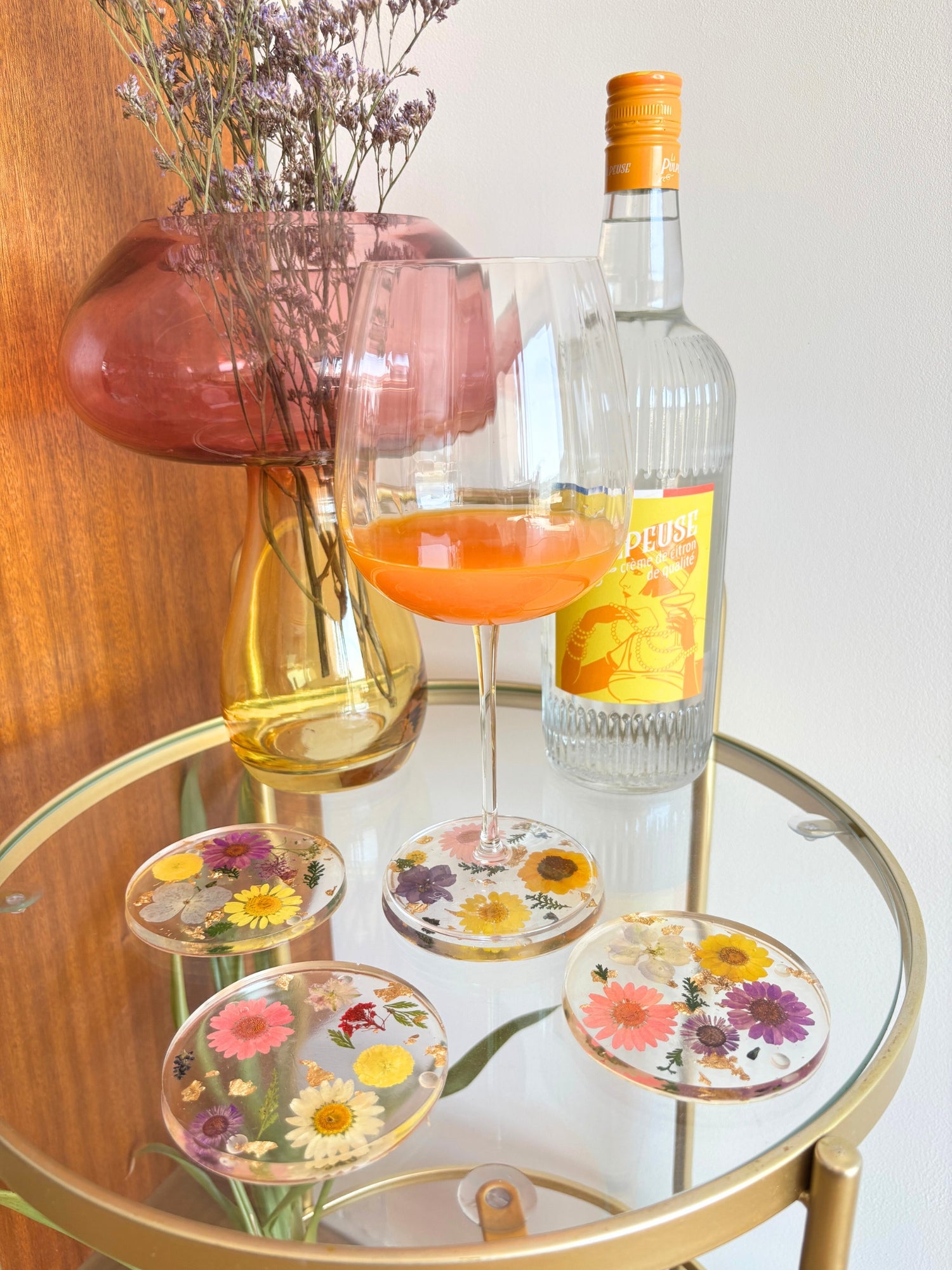 Décorations en résine avec des fleurs séchées pour sublimer une table d'apéritif.