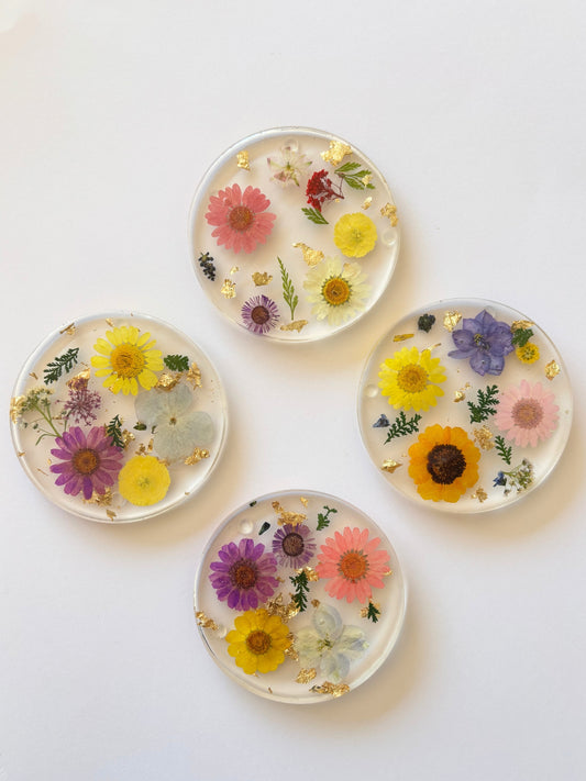 Dessous de verres en résine, fleurs séchées et feuilles dorées.