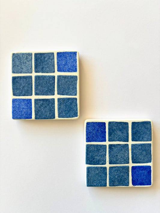 Dessous de verres artisanaux en mosaïque bleue.